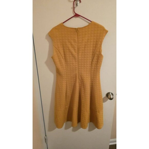 Liz Claiborne Houndstooth Embossed Dress Size 12 Mustard Yellow Office Preppy - Picture 2 of 7